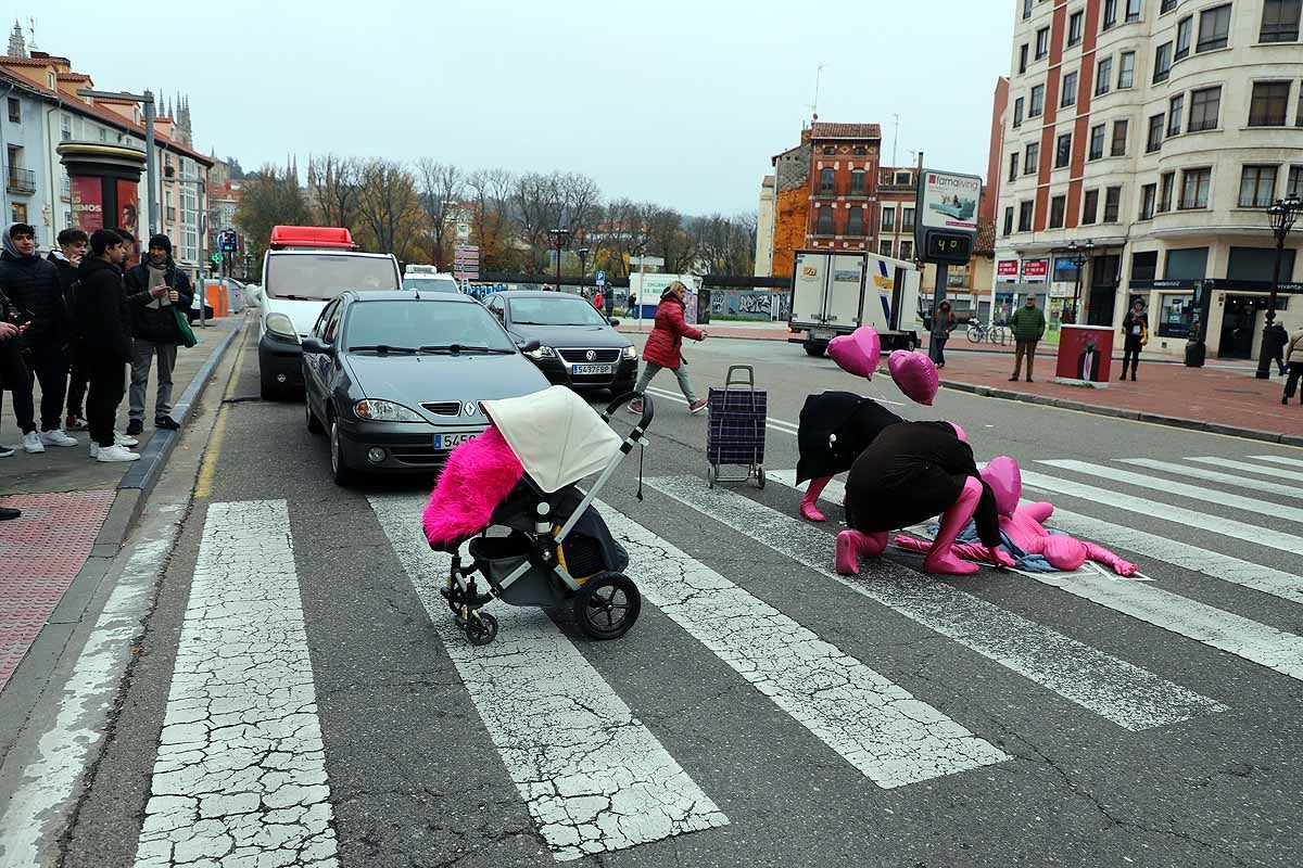 La campaña 'Solo tenemos una vida' ha llegado a los pasos de peatones de Burgos con teatralizaciones en las que tres actores interpretan un atropello. 'Paciencia, respeto, prudencia' es el lema de la campaña, que se ha pintado en el suelo. 