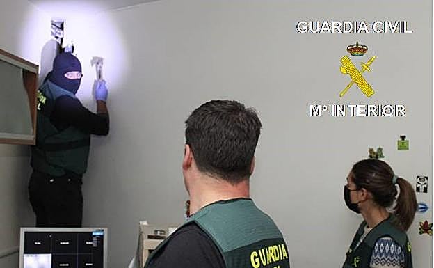 Imagen principal - Detienen a cinco personas en un operativo por tráfico de drogas en Miranda y Vitoria