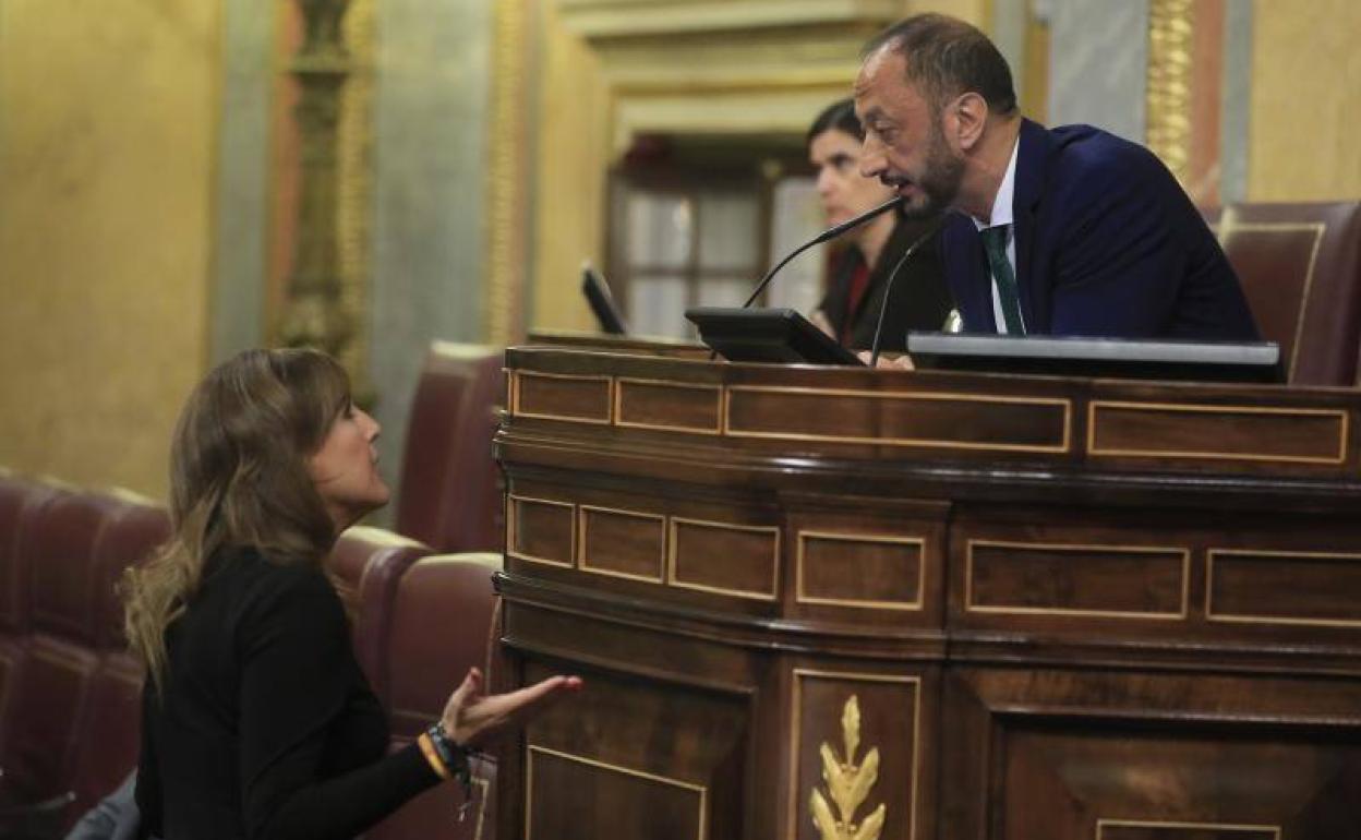 La diputada de Vox Patricia Rueda conversa con Alfonso Díaz Rodríguez de Celis este martes en el Congreso..