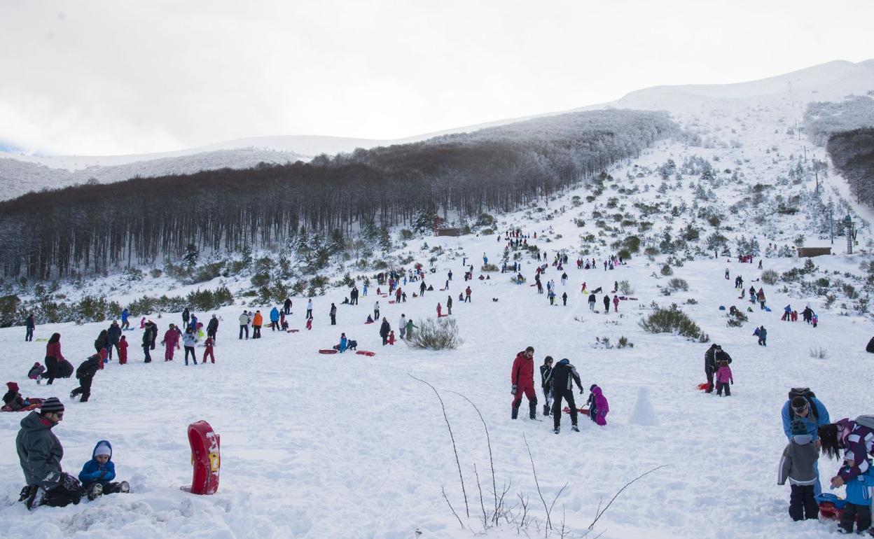 Cientos de burgaleses acuden cada año a Pineda a disfrutar de la nieve a pesar de no contar con estación de esquí. 