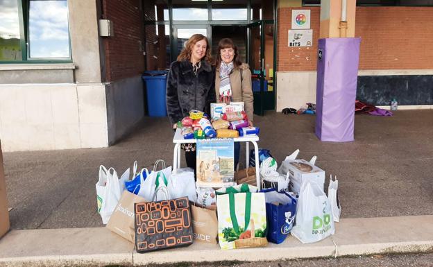 Lydia Marcelo, directora del CEIP Príncipe de España, y Marian Rocandio, defensora de los derechos de los saharauis, junto a la recolección de alimentos 