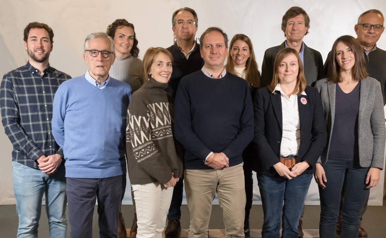 Equipo de investigadores de la ubu, creadores del ecoadoquín. 