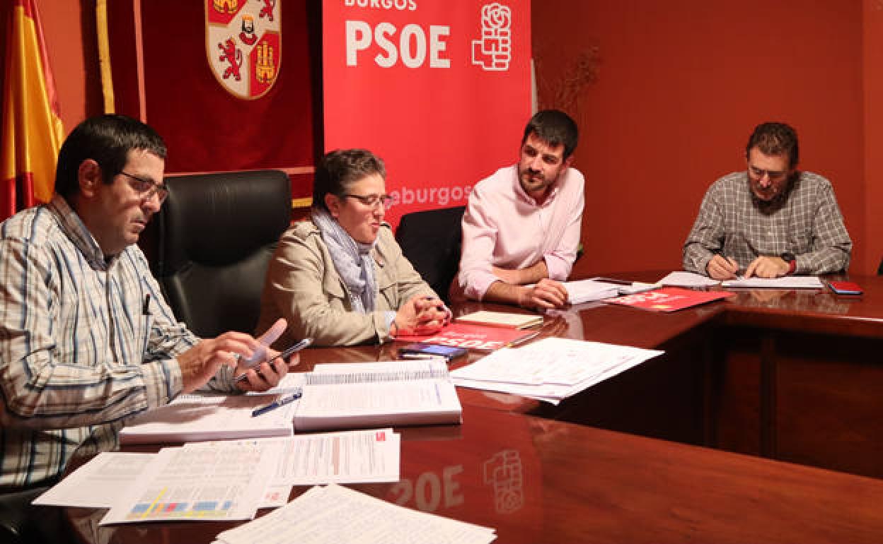 Reunión de alcaldes de la comarca con los secretarios de Organización y Política Municipal del PSOE de Burgos, David Jurado y Javier Lezcano. 