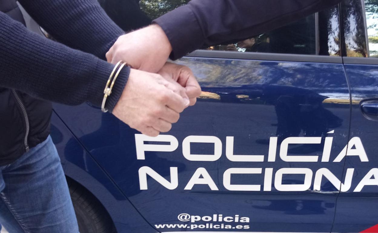 Detenido en Burgos un varón que se escondió en un contenedor tras robar una mochila a una mujer