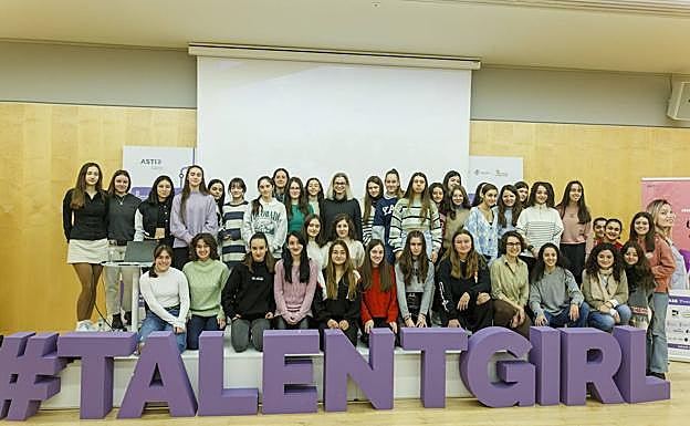 Foto de familia tras la jornada en el MEH este sábado.