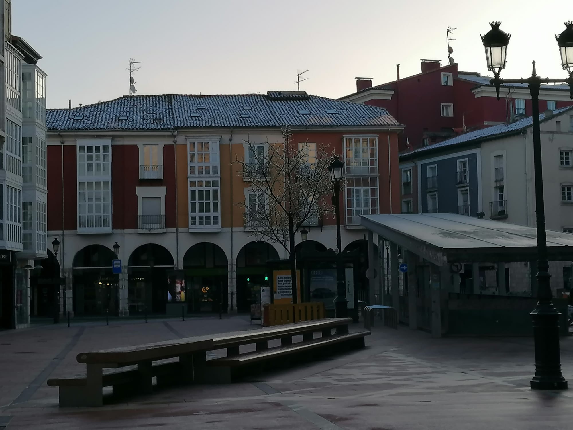 Fotos: La nieve caída en la noche se ha mantenido hsta la salida del sol