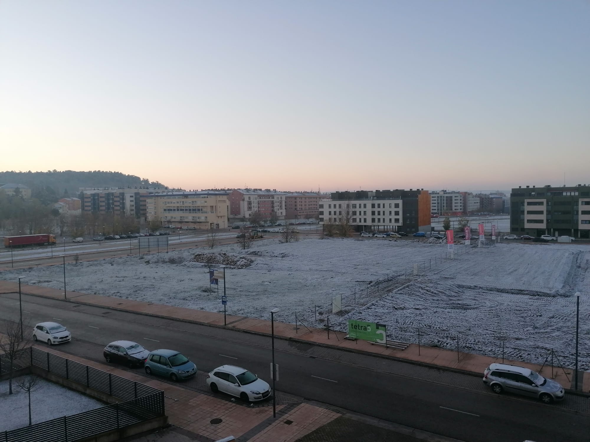 Fotos: La nieve caída en la noche se ha mantenido hsta la salida del sol