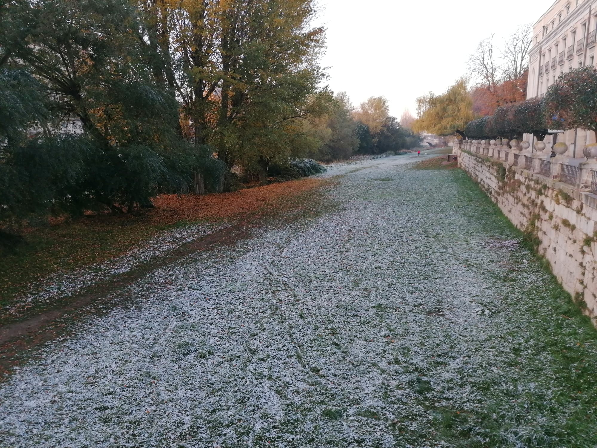 Fotos: La nieve caída en la noche se ha mantenido hsta la salida del sol