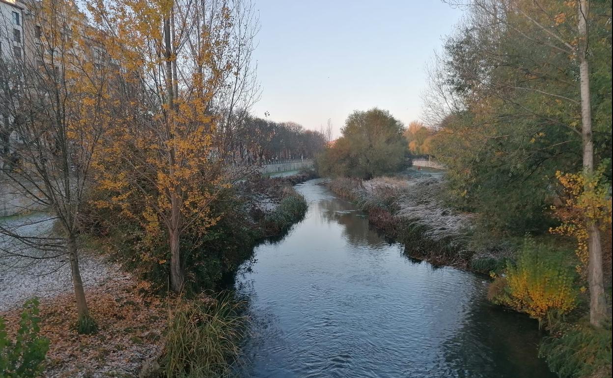 Quedan ligeros rastros de la nieve este domingo en Burgos.