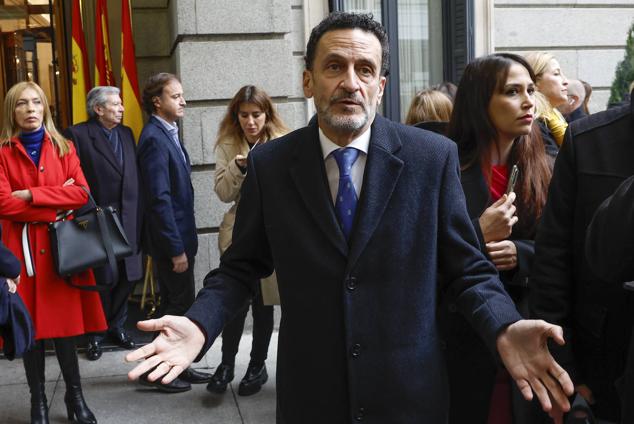 Emundo Bal, candidato a presidir Ciudadanos, responde a los periodistas durante el acto en el Congreso. 