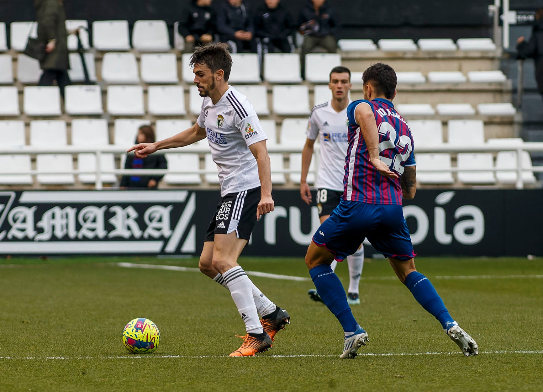 Fotos: El Burgos CF no puede con el Eibar que remonta y le deja sin liderato