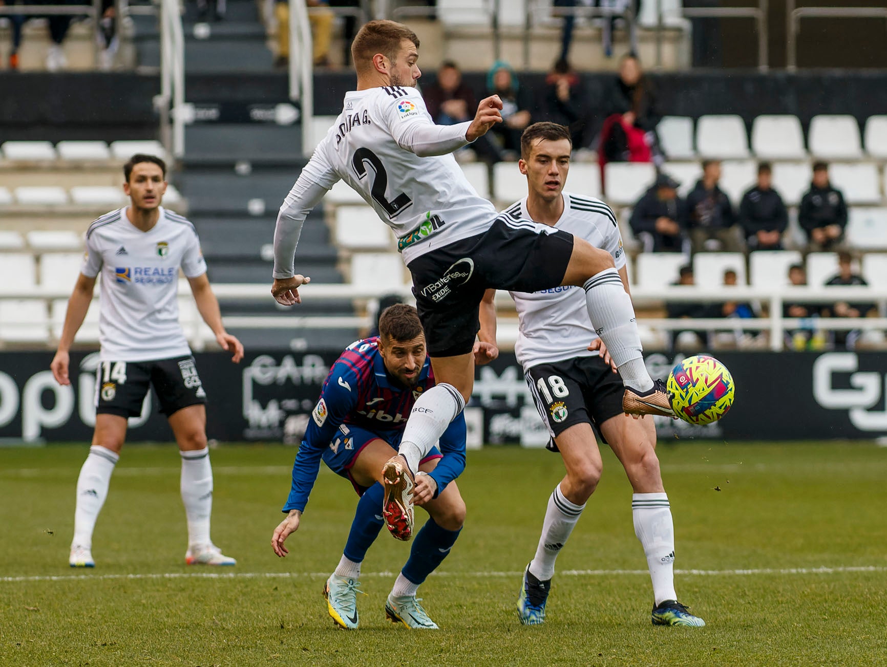 Fotos: El Burgos CF no puede con el Eibar que remonta y le deja sin liderato