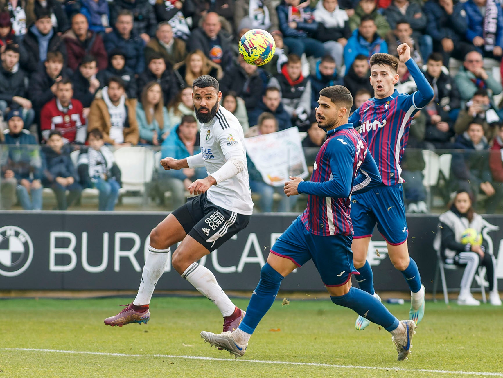 Fotos: El Burgos CF no puede con el Eibar que remonta y le deja sin liderato