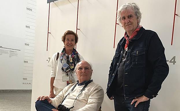 Carlos Saura en el MEH con Aurora y Arsuaga.