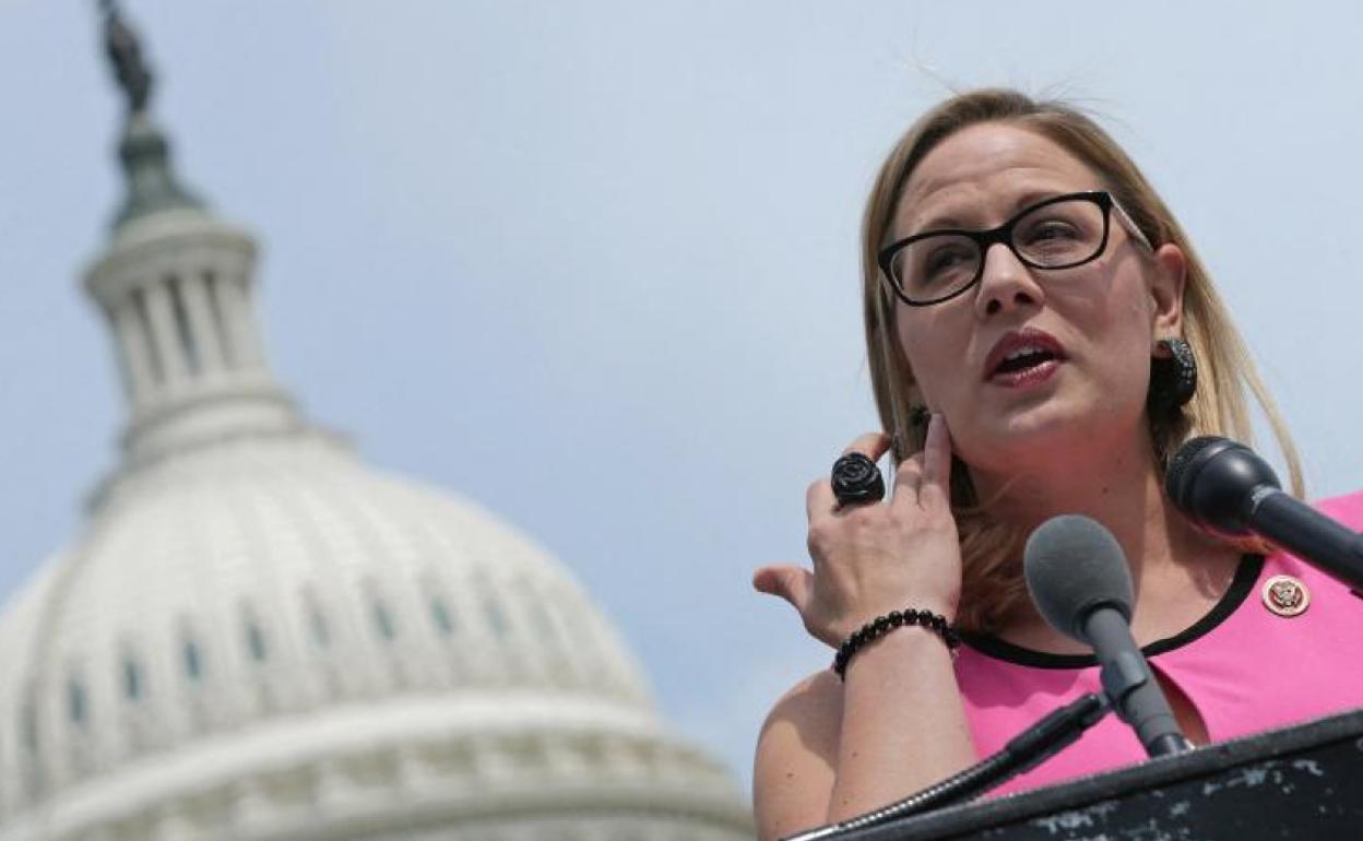 La senadora de Arizona Kyrsten Sinema se declara independiente. 