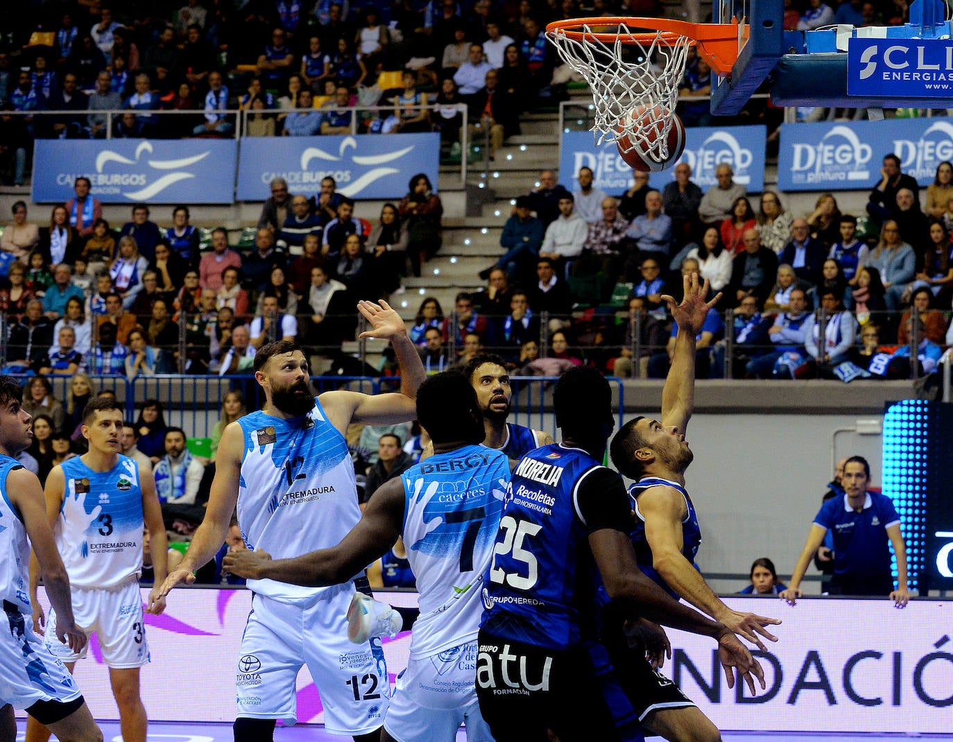 Imágenes de la victoria del San Pablo Burgos frente al Cáceres de este sábado en el Coliseum