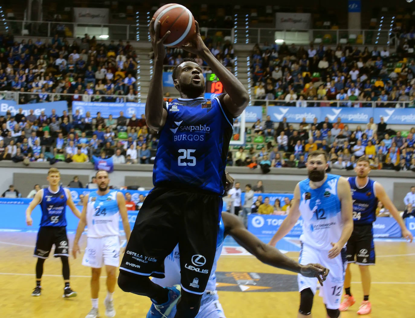 Imágenes de la victoria del San Pablo Burgos frente al Cáceres de este sábado en el Coliseum