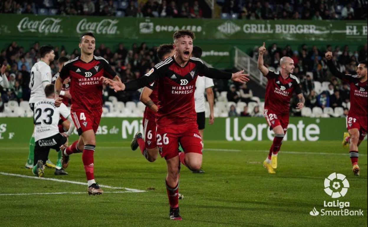 Barbu celebra su tanto en la vicotoria del Mirandés ante el Racing en El Sardinero