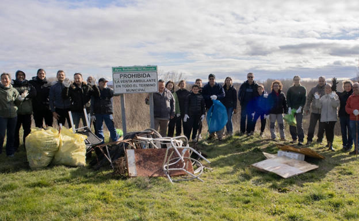 Foto de familia de parte de voluntarios que participaron en la actividad. 