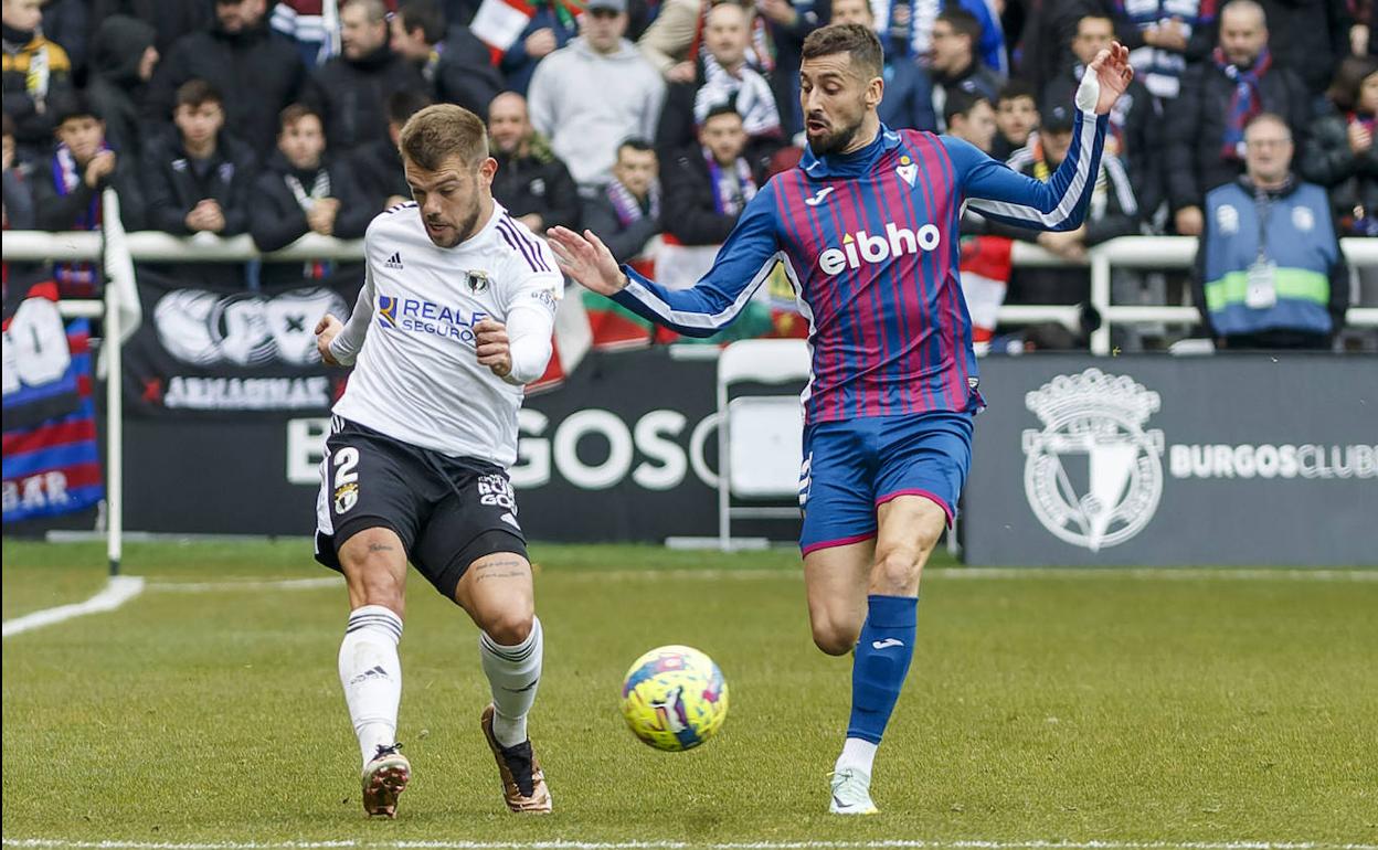 Borja González se esfuerza para dar un pase en la derrota del Burgos CF ante el Éibar en El Plantío