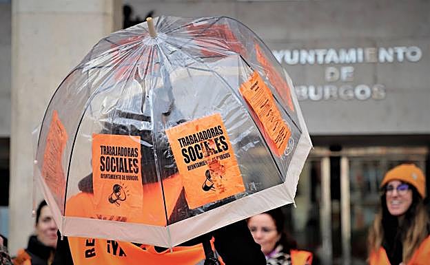 Imagen principal - Piden a las trabajadoras sociales que «rectifiquen» ante una huelga «exclusivamente económica»