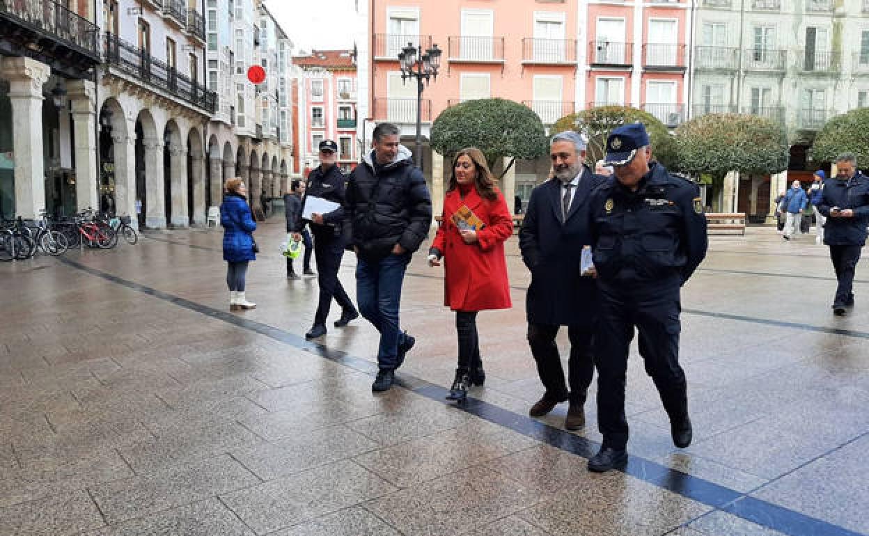 Virgina Barcones, acompañada por el subdelegado del Gobierno en Burgos, Pedro de la Fuente (2º por la dcha); el comisario jefe provincial de Operaciones de la Policía Nacional en Burgos, Benito Martínez, y representantes de la Cámara de Comercio de Burgos