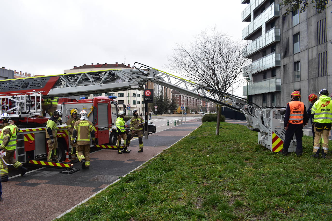 Fotos: Las calles de Burgos se convierten en el escenario de las prácticas de los Bomberos con la autoescalera