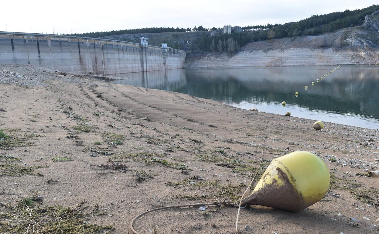 Nivel actual del agua en el embalse de Aguilar de Campoo, en Palencia, al 12,2% de su capacidad. 