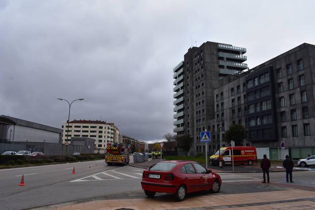 Fotos: Las calles de Burgos se convierten en el escenario de las prácticas de los Bomberos con la autoescalera