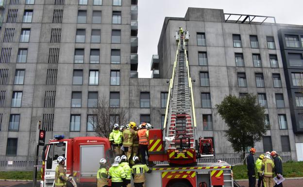 Galería. Los Bomberos emplean la autoescalera en un simulacro 