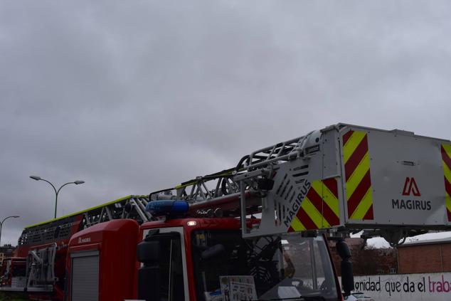 Fotos: Las calles de Burgos se convierten en el escenario de las prácticas de los Bomberos con la autoescalera