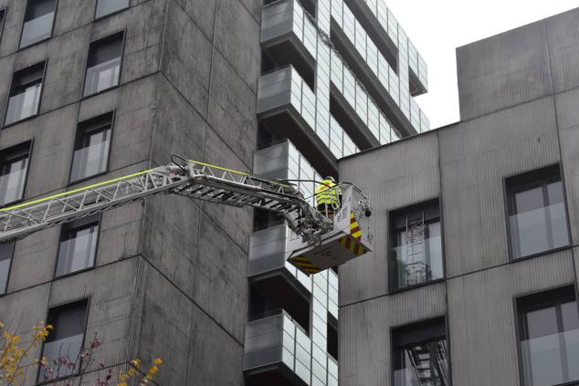 Fotos: Las calles de Burgos se convierten en el escenario de las prácticas de los Bomberos con la autoescalera