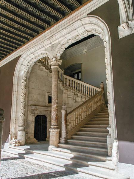 Escaleras hacia el Claustro del Palacio. 