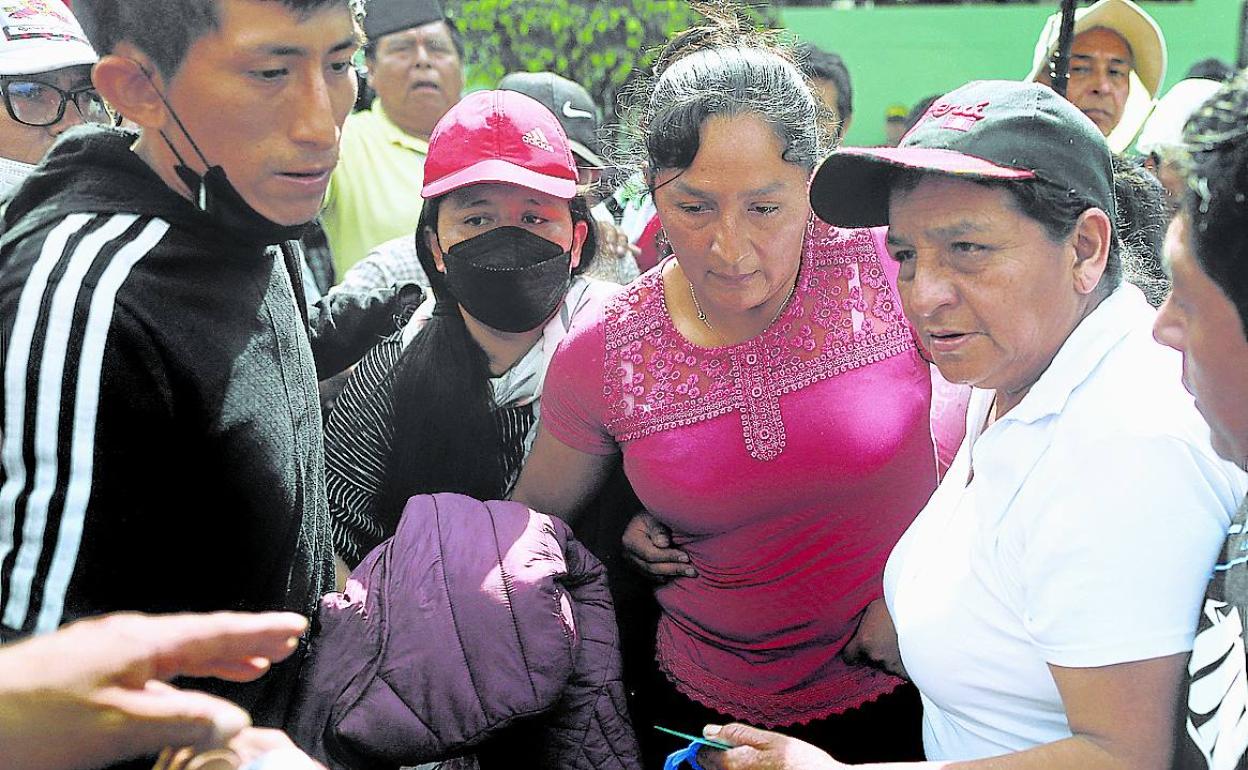 Rosa Castillo, hermana del expresidente, se dirige a la prisión policial donde está detenido, en Lima. 