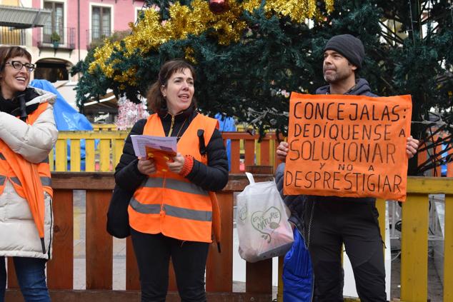 Fotos: Los trabajadores sociales del Ayuntamiento reivindican mejoras laborales al grito de «¡Reconocimiento ya!»