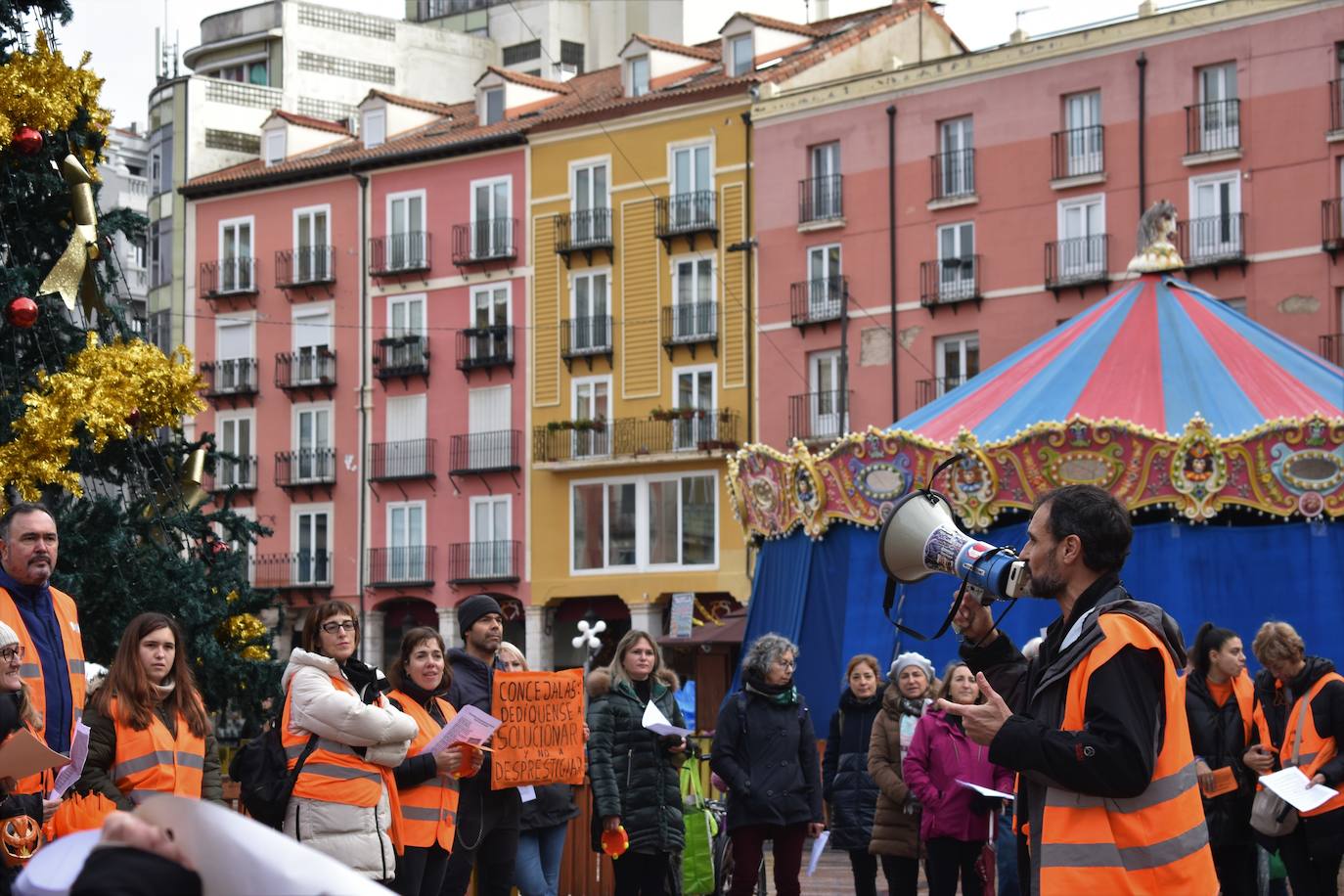 Fotos: Los trabajadores sociales del Ayuntamiento reivindican mejoras laborales al grito de «¡Reconocimiento ya!»