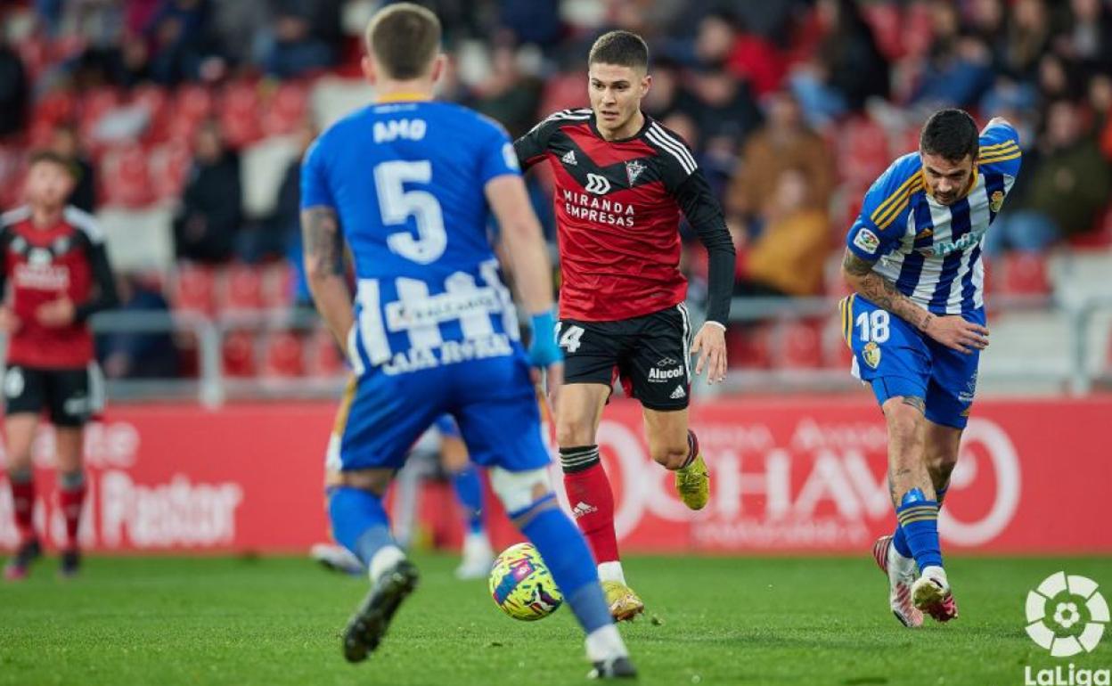 El Mirandés, con un doblete de Raúl, gana a otro rival directo y se aleja de la zona de peligro