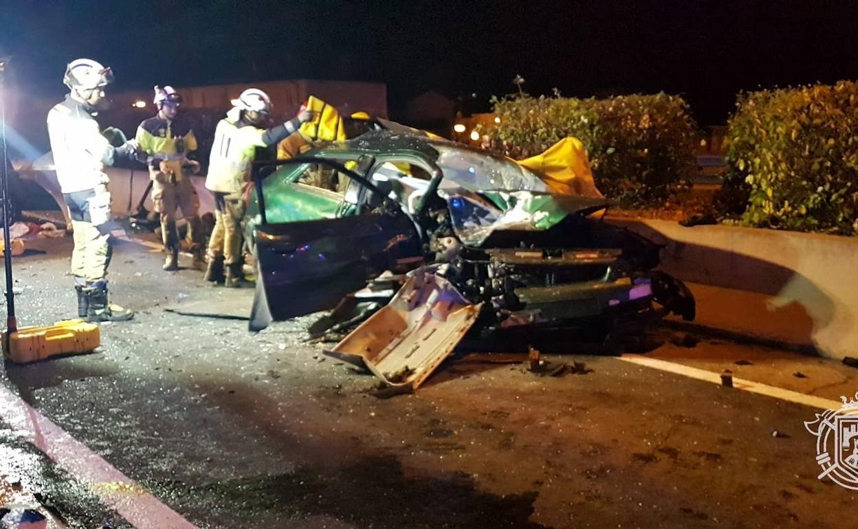 Los bomberos de Burgos excarcelaban a uno de los conductores.