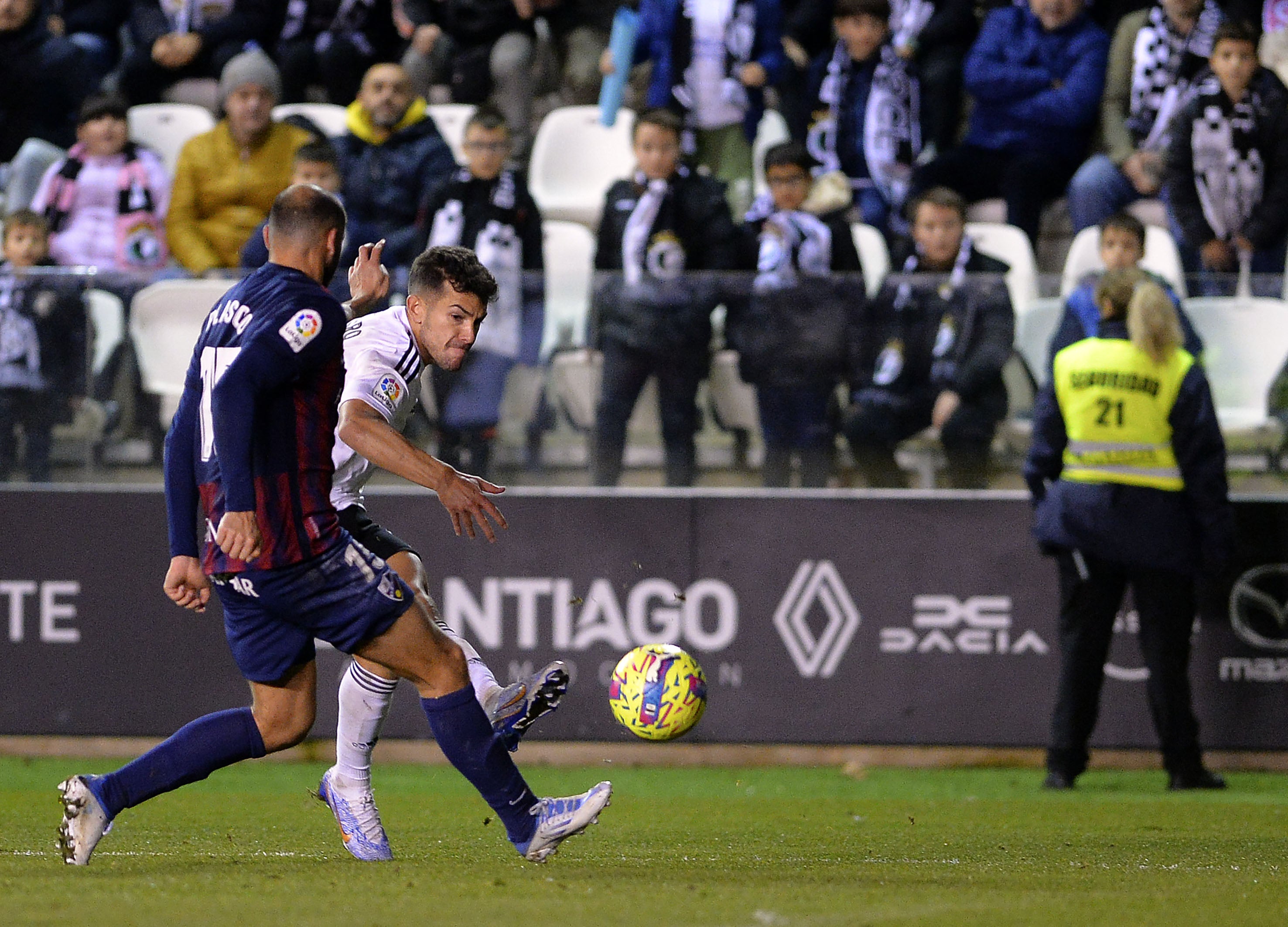 Fotos: Burgos CF y SD Huesca firman tablas para cerrar el 2022