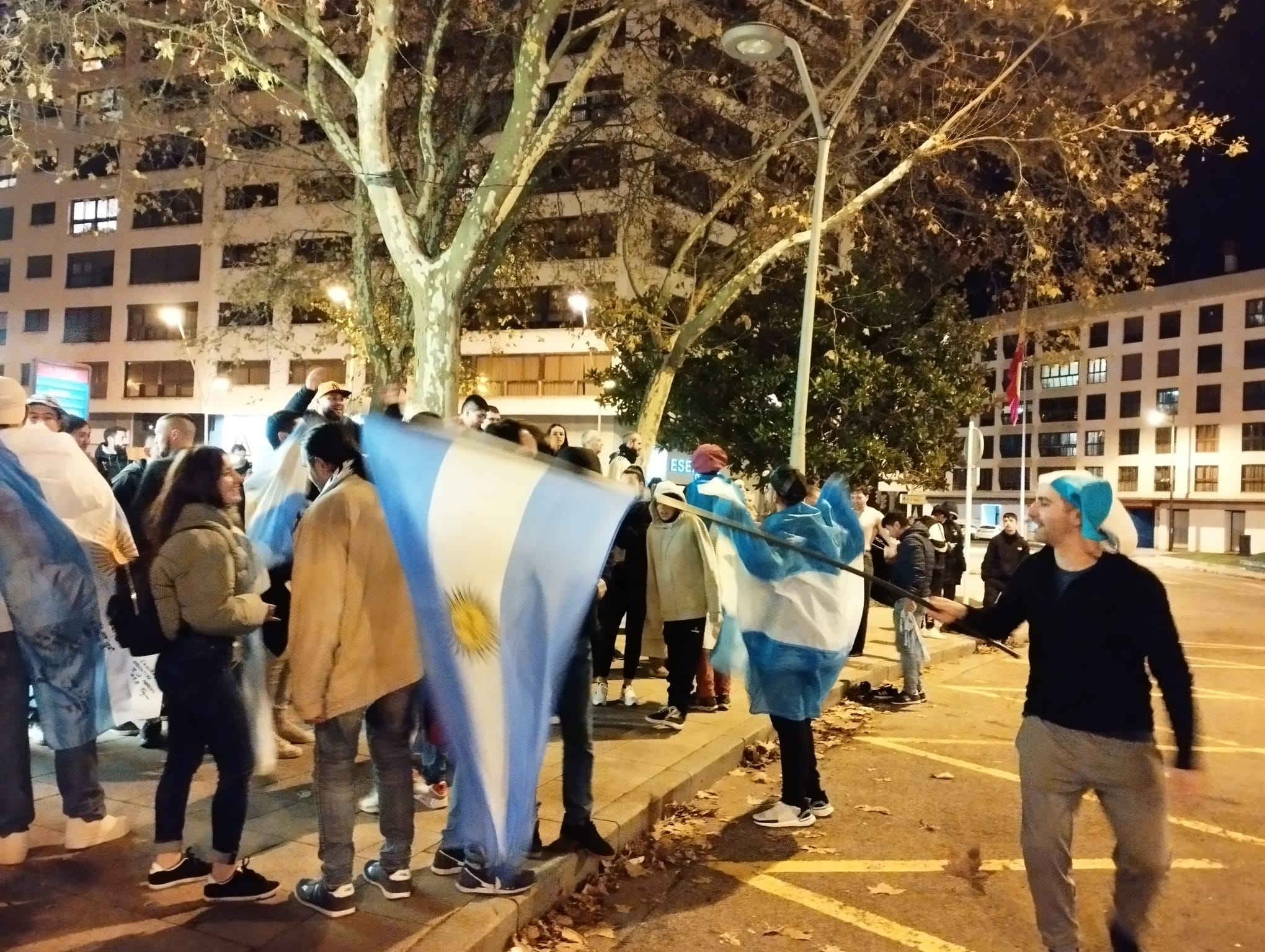 Aficionados argentinos festejando el triunfo de su selección.