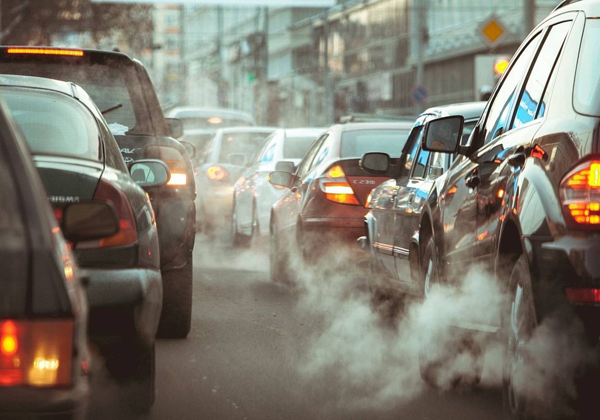 Contaminación de tubos de escape en un atasco