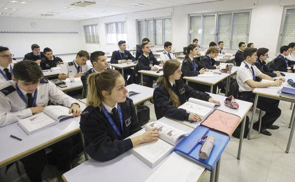 Alumnos de la escuela de pilotos Adventia.