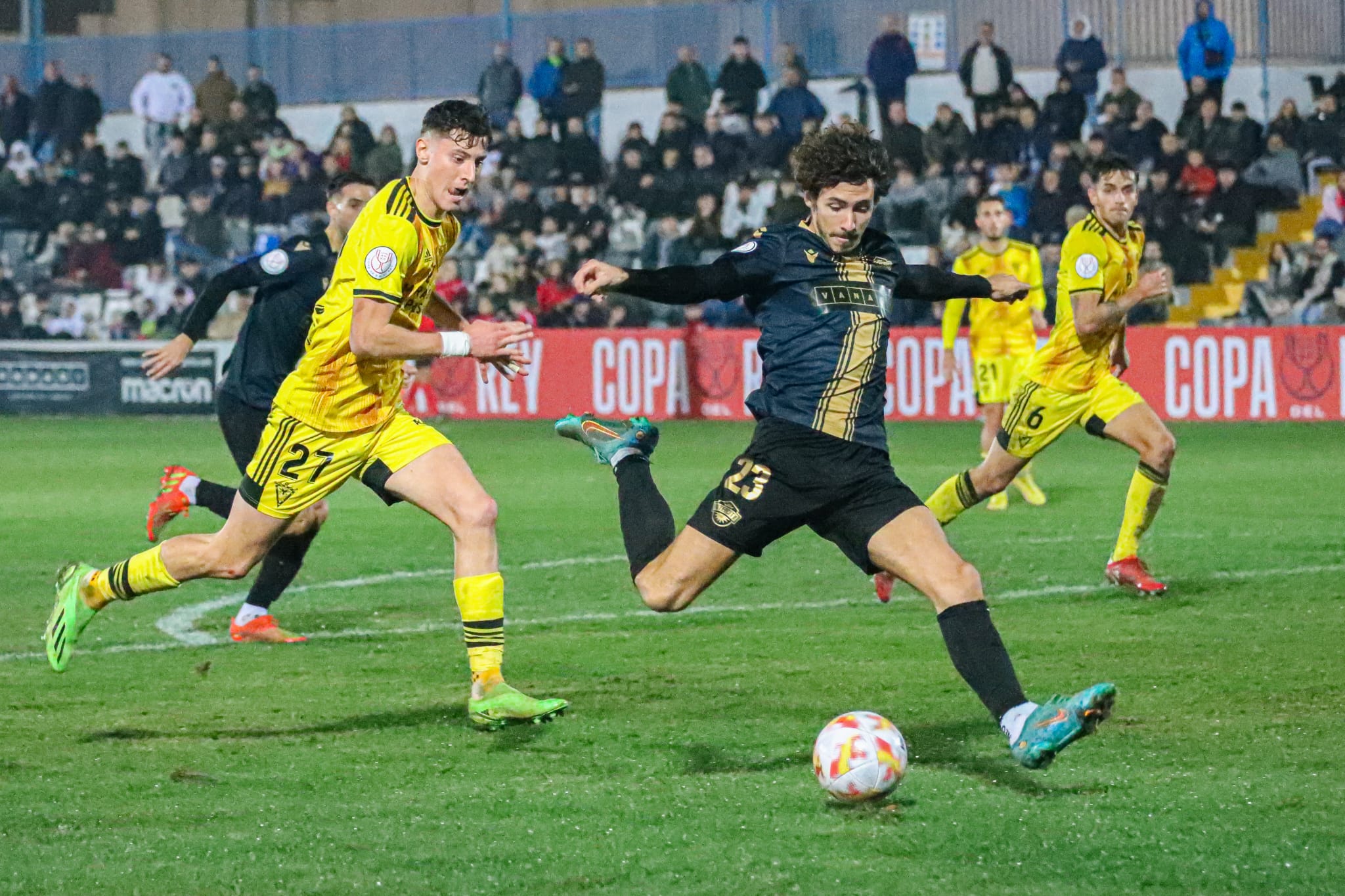 El jugador del Intercity remata ante la defensa del Mirandés.