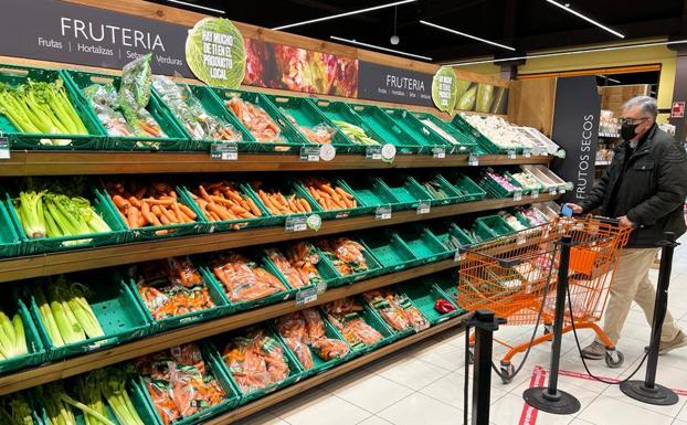 Sección de frutas y verduras de un supermercado.