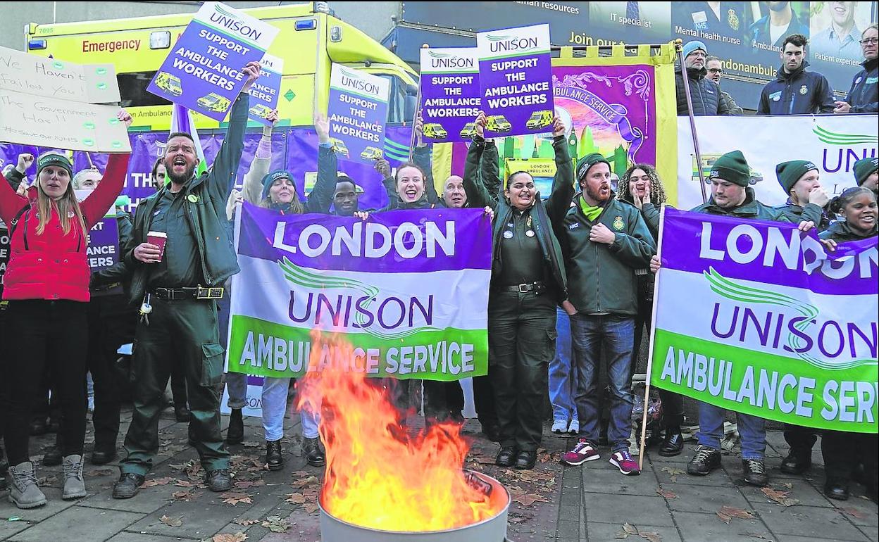 Los trabajadores de ambulancias protestan ante la estación de Waterloo para mejorar sus salarios y condiciones de trabajo. 