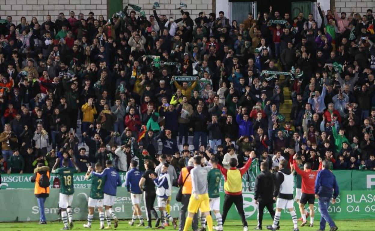 Los jugadores del Cacereño celebran con la afición el pase a tercera ronda