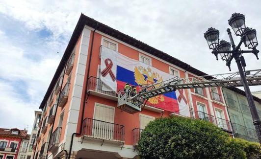 Retirada de la bandera rusa de la Plaza Mayor.