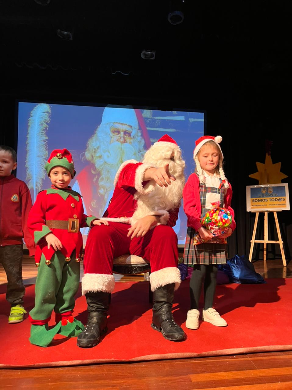 Fotos: Papá Noel visita a los niños ucranianos en Burgos