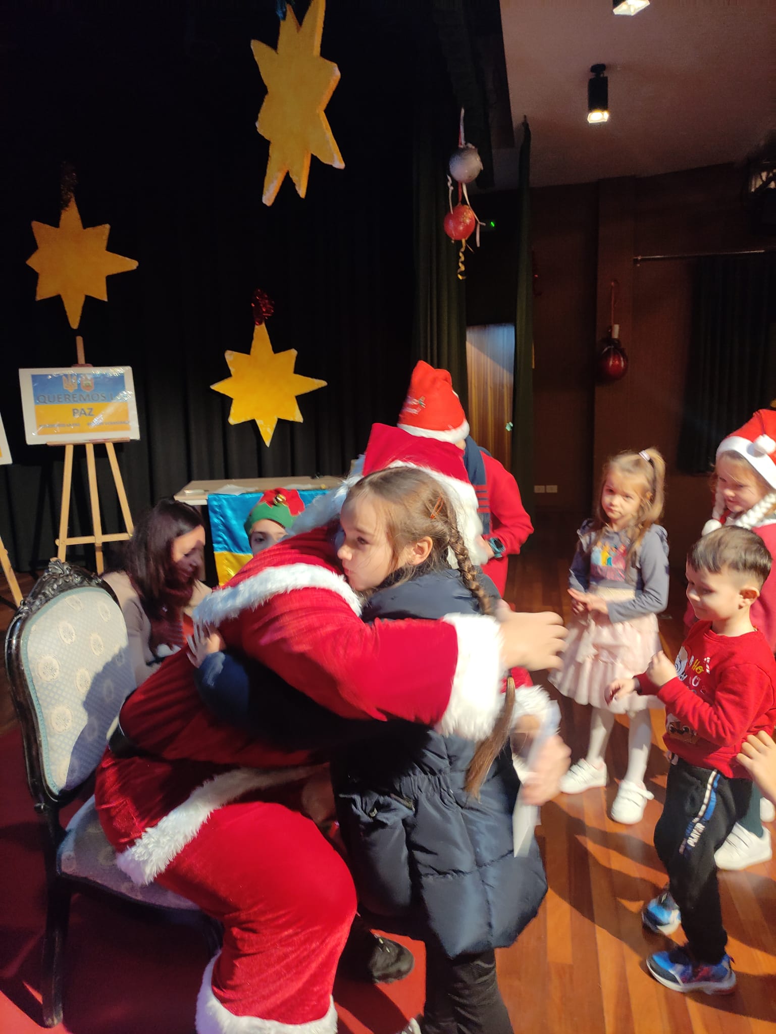 Fotos: Papá Noel visita a los niños ucranianos en Burgos