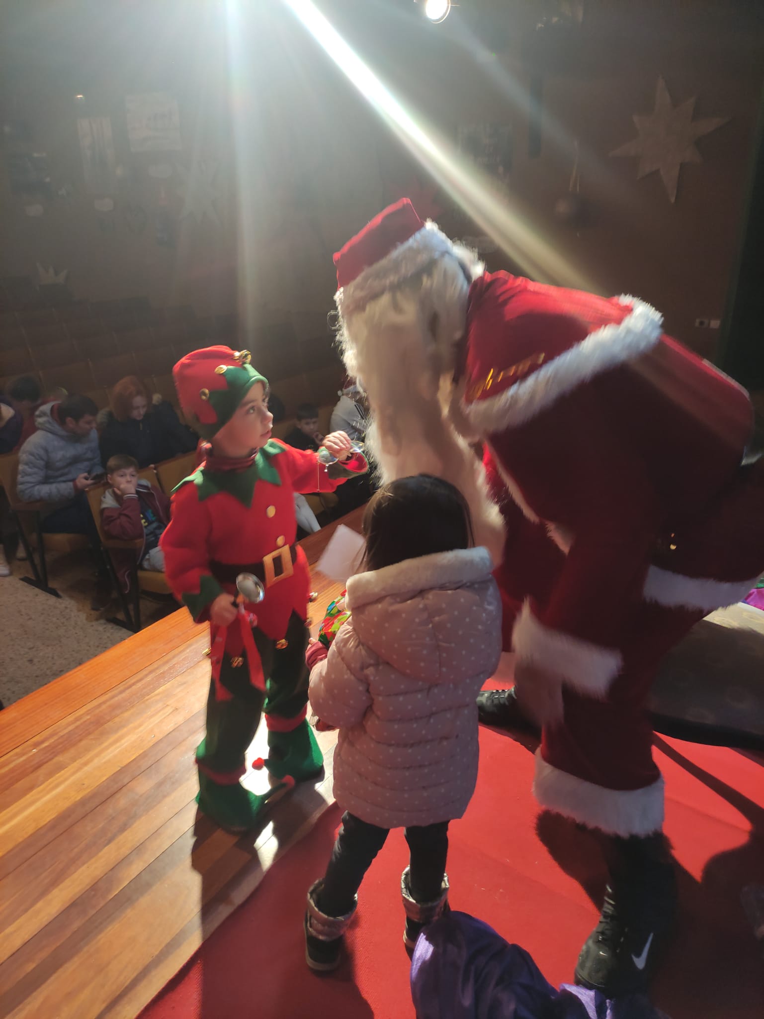 Fotos: Papá Noel visita a los niños ucranianos en Burgos